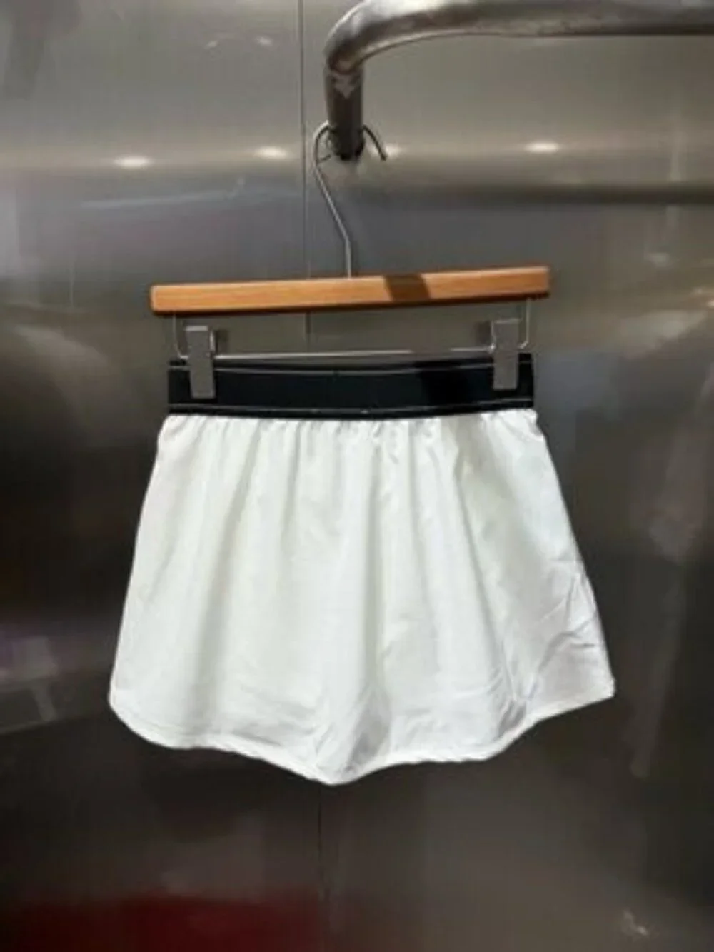 ALO Yoga White Athletic Skort with Black Waistband
